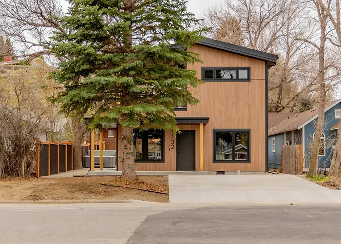 The Cowboy House- New Build 2 Blocks Off Main St - *
