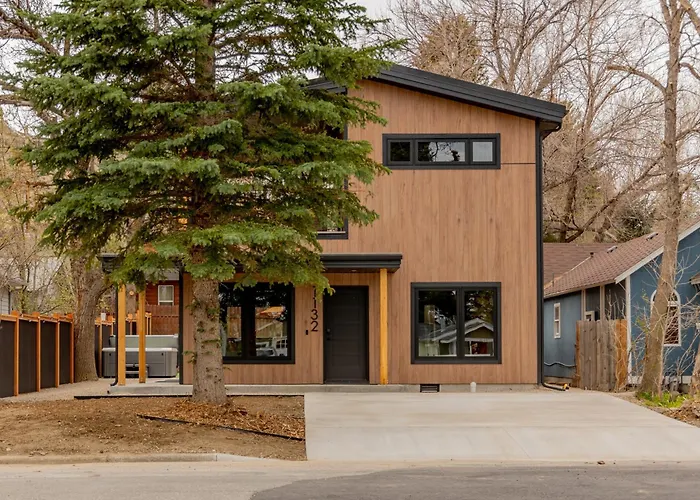 The Cowboy House- New Build 2 Blocks Off Main St - Сasa de vacaciones