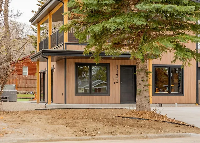 The Cowboy House- New Build 2 Blocks Off Main St - *