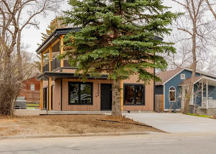 The Cowboy House- New Build 2 Blocks Off Main St - *