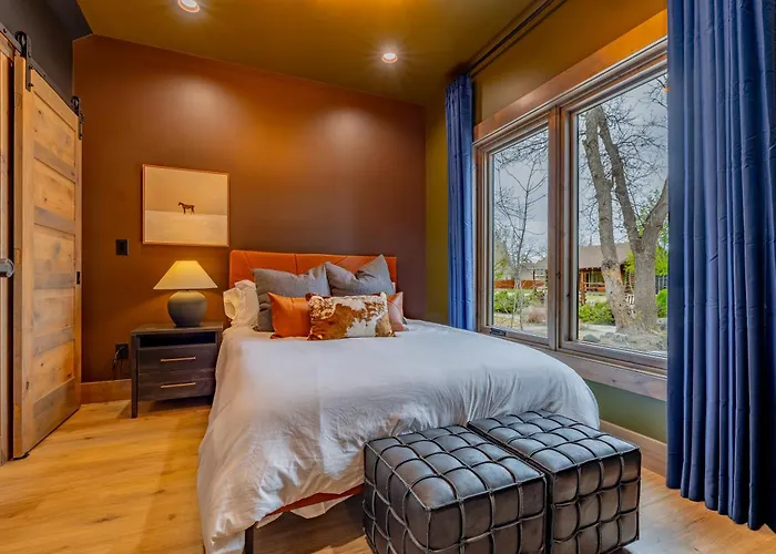 Сasa de vacaciones The Cowboy House- New Build 2 Blocks Off Main St - *