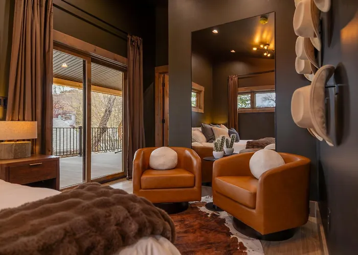 Сasa de vacaciones The Cowboy House- New Build 2 Blocks Off Main St - *