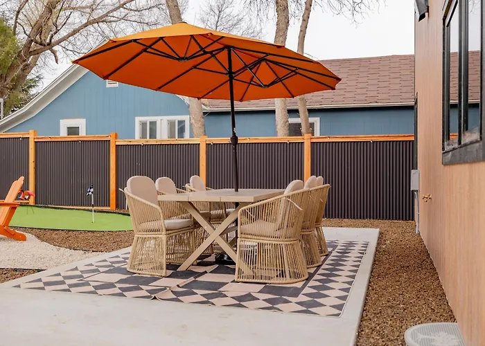 The Cowboy House- New Build 2 Blocks Off Main St -