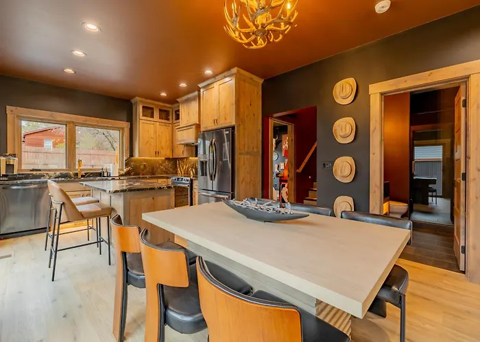 The Cowboy House- New Build 2 Blocks Off Main St -