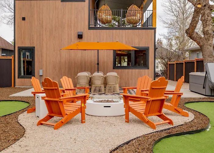 Сasa de vacaciones The Cowboy House- New Build 2 Blocks Off Main St - *