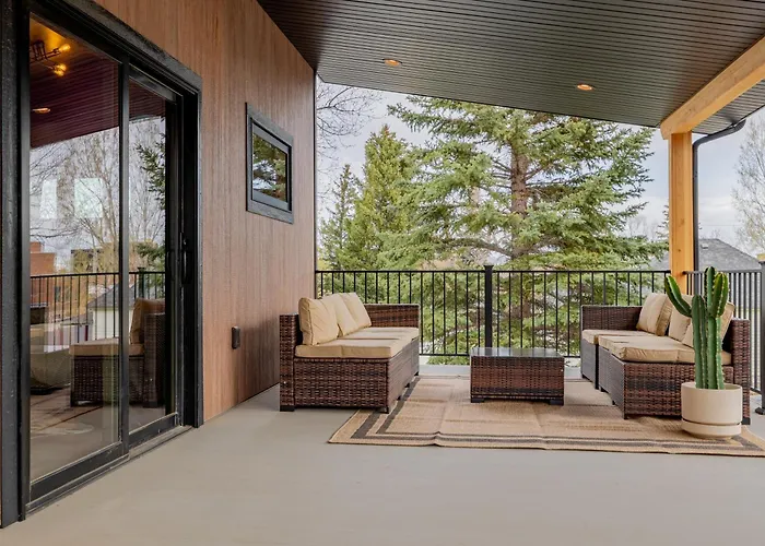 The Cowboy House- New Build 2 Blocks Off Main St -