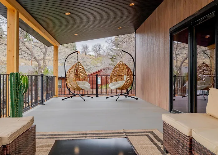 The Cowboy House- New Build 2 Blocks Off Main St - *