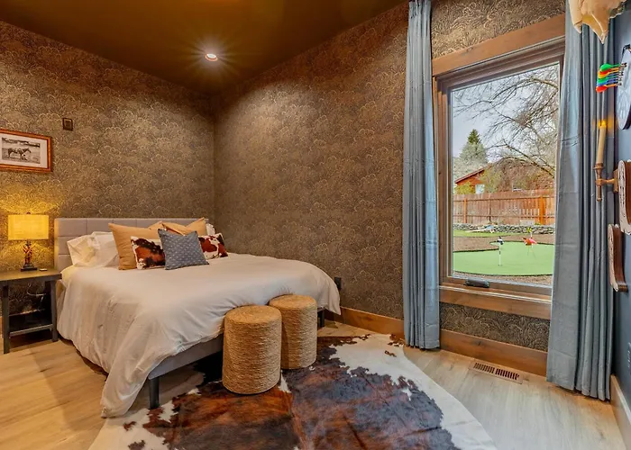 The Cowboy House- New Build 2 Blocks Off Main St - Сasa de vacaciones