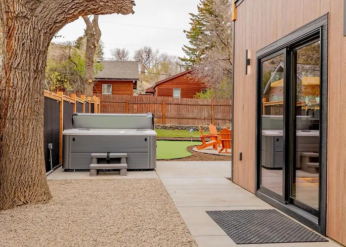 Сasa de vacaciones The Cowboy House- New Build 2 Blocks Off Main St - *